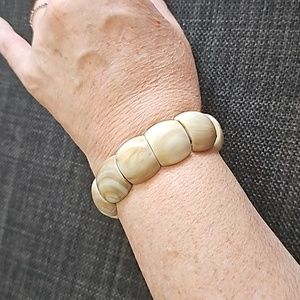 Vintage Beige Plastic Stretch Bracelet Box A/1
